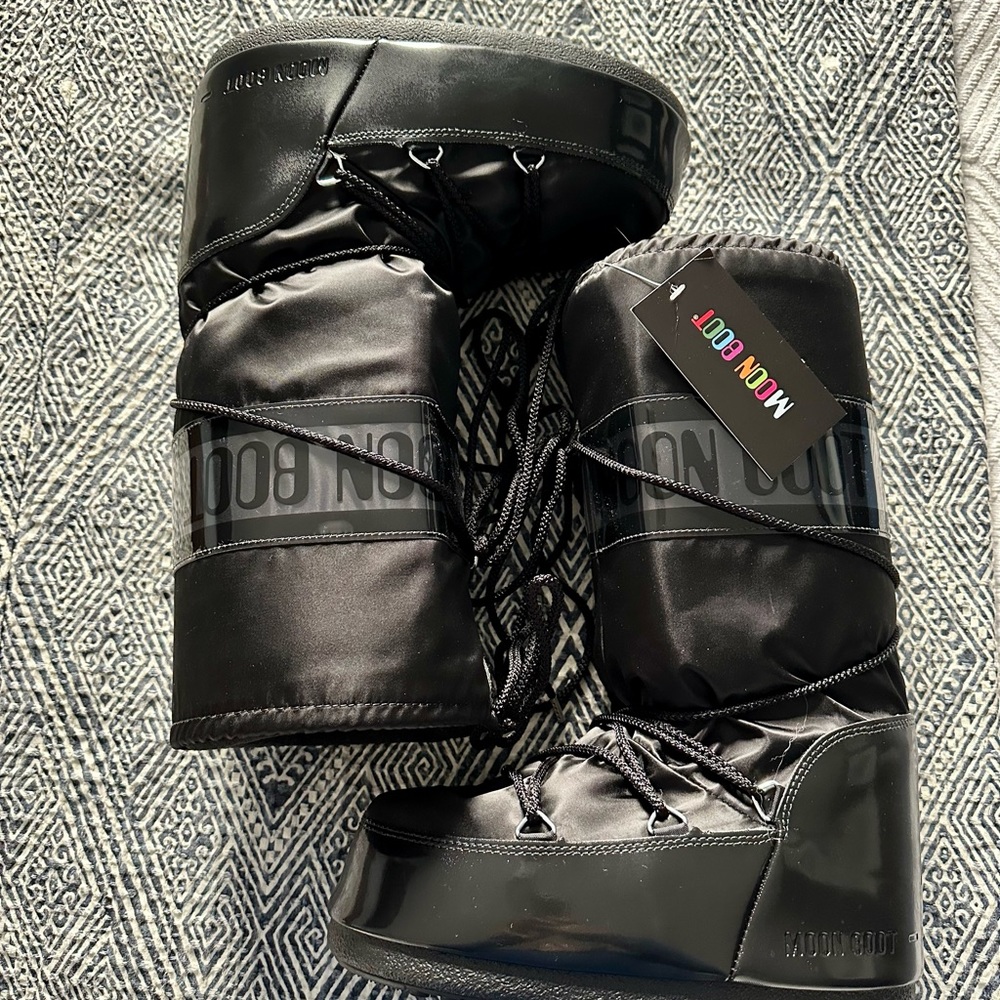 Brand new Moon Boots - black!